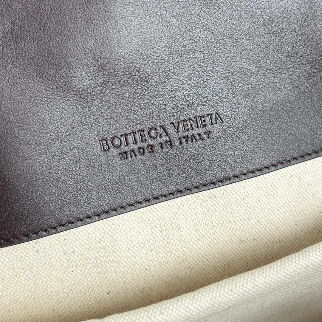 Batch 2560 #BV new men's backpack, super popular 🎒805971 ~ Made of soft calfskin, purely handmade. The weaving is tight and regular, the texture is three-dimensional, and the taste is low-key. 💥Hidden magnetic buckle opening and closing and multi-compartment storage allow for seamless switching between business and commuting. The interior is made of canvas that is wear-resistant and durable. It is highly recommended to brothers who pursue fashion and practicality. You will never be disappointed 👍 Dimensions: 39x31x14